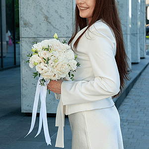 A Bride&rsquo;s Compliment with delivery Astrakhan