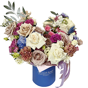 Rose Cream 50 cm - 7, White rose 50 cm - 6, Peony sprayrose - 2, White Matthiola - 4, Pink carnation - 9, Blue/purple hydrangea - 1, Carnation spray - 4, Spray peony rose Misty Bubbles, 50 cm - 2, lisianthus - 2, Pink Lisianthus (Eustoma) - 2, Round flower box small , Oasis, Ruscus italian, Ribbon