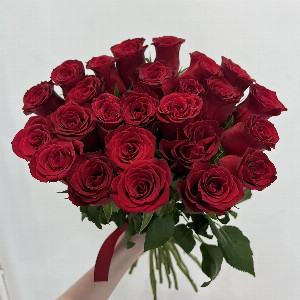 "Scarlet Declaration" Bouquet of 25 Roses with delivery Astrakhan