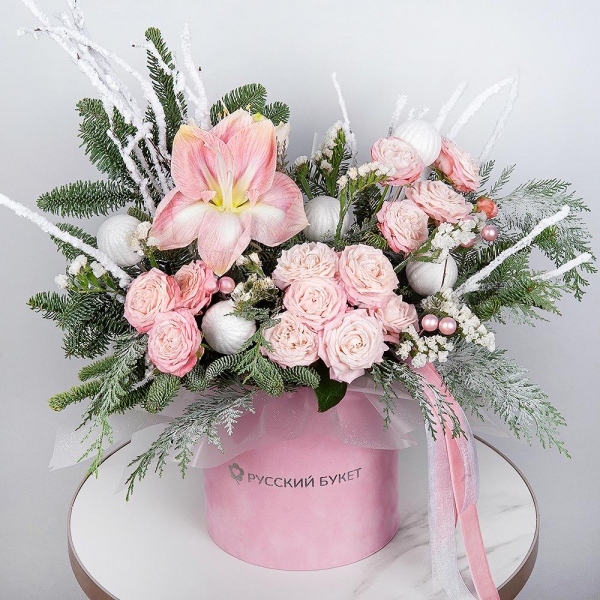 Pink amaryllis - 1, Peony sprayrose - 5, Round flower box medium, Oasis, Spruce branches (1pc.), Thuja, Christmas decor (set), White statice, Artificial branch, Ribbon