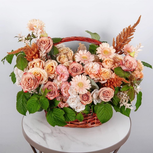 Gerbera white - 14, Rose Pink 50 cm Ecuador (Chelo, Hermosa, Novia, Titanik, Engagement, Pink Mondiale) - 9, lisianthus - 4, Spray rose: white, cream, light pink 50 cm - 9, Medium Basket, Oasis, Astilbe, Dried flowers in assortment,  Raspberry branch
