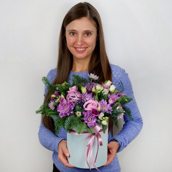 Baltica Pink Spray Chrysanthemum - 3, lisianthus - 2, Pink rose 50 cm - 5, Purple Lisianthus (Eustoma) - 3, Round flower box medium, Oasis, Ribbon, Spruce branches (1pc.), Christmas decor (set)
