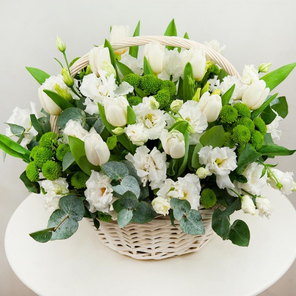 lisianthus - 7, Athos pom Feeling Green - 8, Tulip white - 17, Large Basket, Oasis, Eucalyptus Cinerea, Film