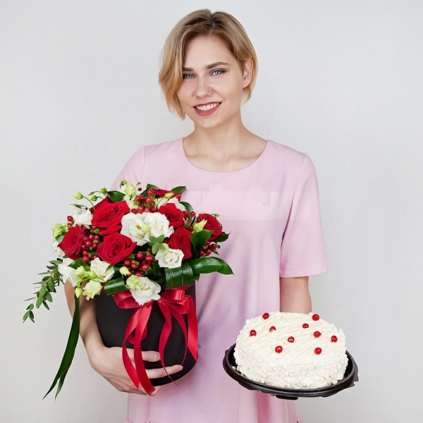 Red rose 50 cm - 15, lisianthus - 8, Round flower box medium, Oasis, Film, Ruscus, Aspidistra (1 pc.), Hypericum, Eucalyptus parvifolia (1 pc.), Cake in assortment, Ribbon