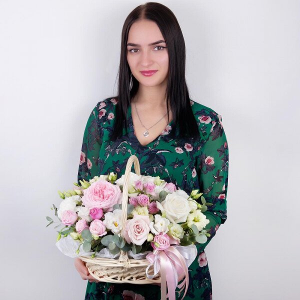Peony rose pink 'OHara' - 1, White rose 50 cm - 3, Pink rose 50 cm - 3, Bright pink spray rose mix, 50 cm - 6, Carnation white, cream - 3, lisianthus - 3, Medium Basket, Oasis, Eucalyptus Cinerea, Ribbon