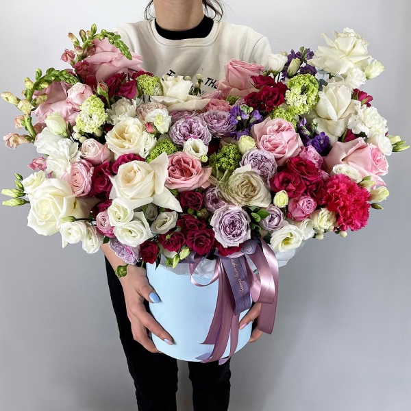 Peony style roses - 3, White rose 50 cm Ecuador - 7, Spray rose: red 50 cm - 7, Spray peony rose Misty Bubbles, 50 cm - 3, lisianthus - 5, Matthiola Lilac - 3, Pink carnation - 4, Peony rose pink 'OHara' - 7, Spray peony rose Lavander, 50 cm - 2, Carnation white, cream - 5, Pink Matthiola - 3, Round flower box medium, Oasis, Eucalyptus Cinerea, Viburnum, Hypericum, Ribbon