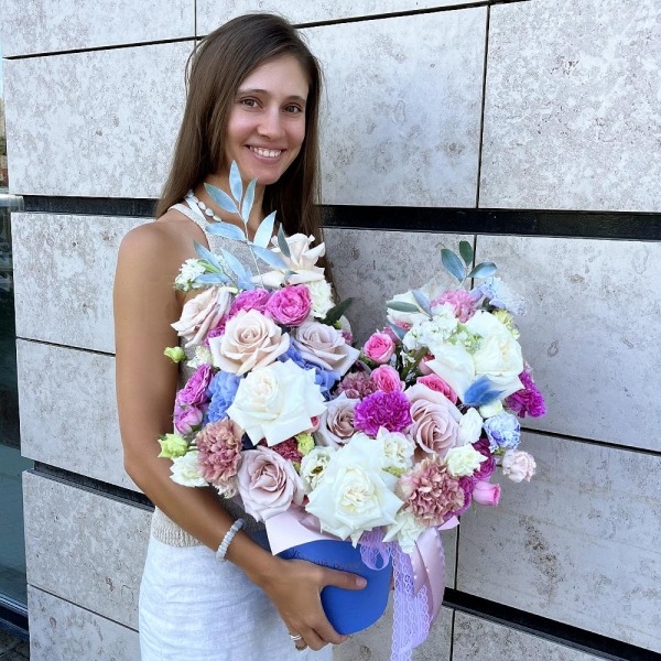 Rose Cream 50 cm - 7, White rose 50 cm - 6, Peony sprayrose - 2, White Matthiola - 4, Pink carnation - 9, Blue/purple hydrangea - 1, Carnation spray - 4, Spray peony rose Misty Bubbles, 50 cm - 2, lisianthus - 2, Pink Lisianthus (Eustoma) - 2, Round flower box small , Oasis, Ruscus italian, Ribbon