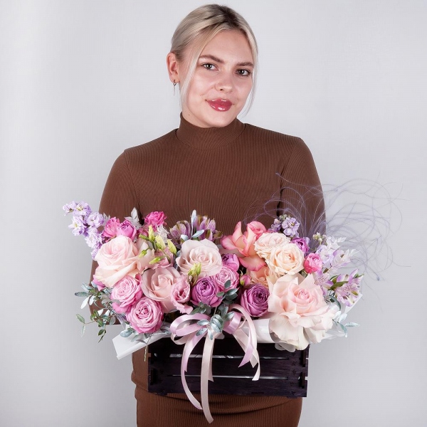 Rose Esperance - 3, Matthiola Lilac - 2, Alstromeria lilac, purple - 5, Pink Lisianthus (Eustoma) - 1, Spray rose: white, cream, light pink 50 cm - 4, Rose Pink 50 cm Ecuador (Chelo, Hermosa, Novia, Titanik, Engagement, Pink Mondiale) - 2, Wooden pot, Oasis, Dried flowers in assortment, Pistachio, Wrapping Paper