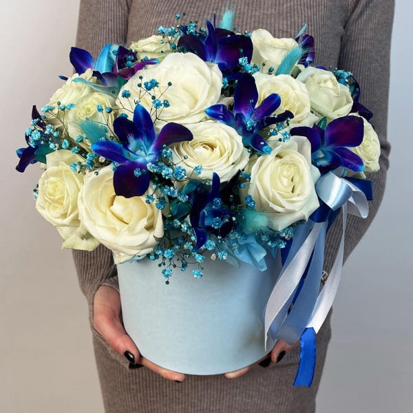 White rose 50 cm - 24, Orchid Dendrobium - 13, Gypsophila - 2, Flask for orchids, Dried flowers in assortment, Oasis, Round flower box medium, Ribbon