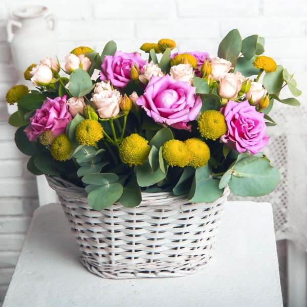 Spray rose: white, cream, light pink 50 cm - 4, Athos pom Feeling Green - 3, Pink rose 50 cm - 7, Small Basket, Oasis, Eucalyptus populus (1 pc.)