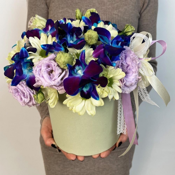 Bacardi White Spray Chrysanthemum - 8, Orchid Dendrobium - 15, Purple Lisianthus (Eustoma) - 10, Flask for orchids, Oasis, Round flower box medium, Ribbon