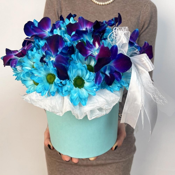 Chrysanthemum spray Bacardi dyed blue - 14, Orchid Dendrobium - 15, Flask for orchids, Oasis, Round flower box medium, Ribbon