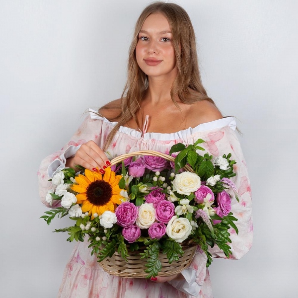 Sunflower - 1, Spray peony rose Misty Bubbles, 50 cm - 4, White rose 50 cm - 7, White spray carnation - 3, Alstromeria white, soft pink - 4, Medium Basket, Oasis, Veronica spray, Hypericum, Pistachio