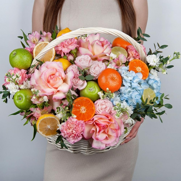 Rose Esperance - 3, Pink carnation - 11, Blue/purple hydrangea - 1, Alstromeria white, soft pink - 7, Peony sprayrose - 2, White Matthiola - 3, Large Basket, Oasis, Eucalyptus, Apple, 1 pc., Tangerine, 1 pc., Lemon, 1 pc., Wooden skewer, Film