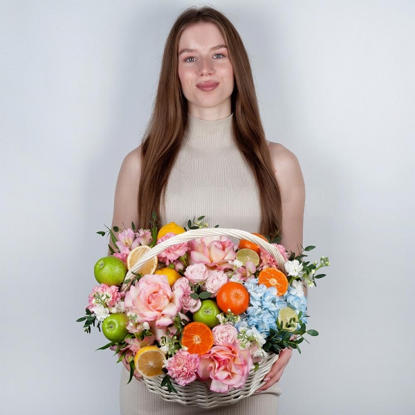 Rose Esperance - 3, Pink carnation - 11, Blue/purple hydrangea - 1, Alstromeria white, soft pink - 7, Peony sprayrose - 2, White Matthiola - 3, Large Basket, Oasis, Eucalyptus, Apple, 1 pc., Tangerine, 1 pc., Lemon, 1 pc., Wooden skewer, Film