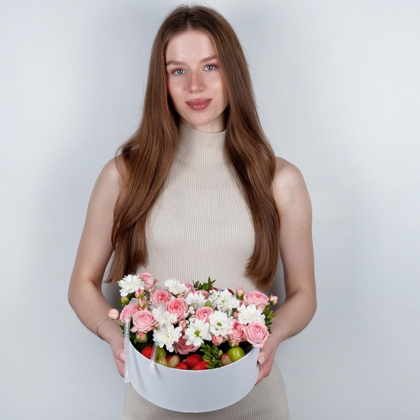 Хризантема кустовая Бакарди белая - 2, Роза кустовая пионовидная Бомбастик 50 см - 2, Гипсофила - 5, Коробка для композиций круглая, Оазис, Фисташка, Клубника (250гр), Виноград, Пленка, Лента