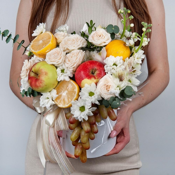 Bacardi White Spray Chrysanthemum - 2, Peony sprayrose - 2, White Matthiola - 3, Alstromeria white, soft pink - 3, Round flower box small , Oasis, Eucalyptus Cinerea, Lemon, 1 pc., Apple, 1 pc., Grapes, Wooden skewer, Ribbon
