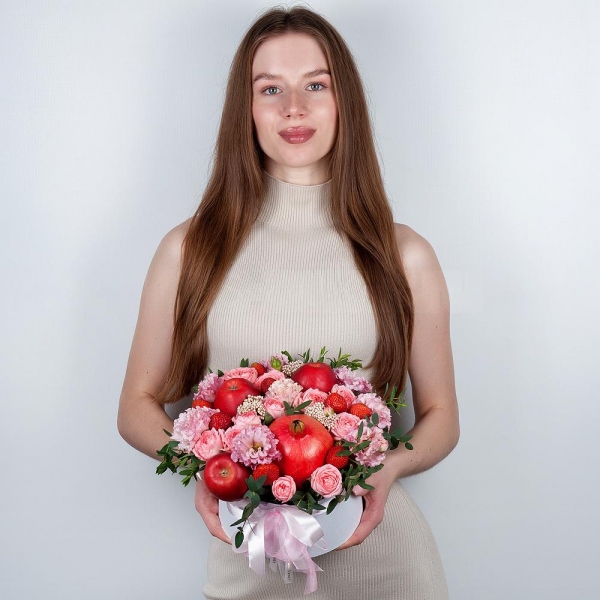 Peony sprayrose - 3, Pink Lisianthus (Eustoma) - 6, Round flower box medium, Oasis, Ozotamnus, Eucalyptus, Apple, 1 pc., Pomegranate, Fresas 250 g, Wooden skewer, Wrapping Paper
