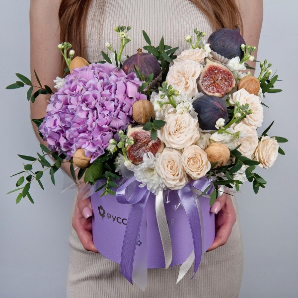 Blue/purple hydrangea - 1, White Matthiola - 7, Peony sprayrose - 3, Baltica White Spray Chrysanthemum - 4, Round flower box medium, Oasis, Eucalyptus parvifolia (1 pc.), Walnut (10 pieces), Fig, Wooden skewer, Ribbon