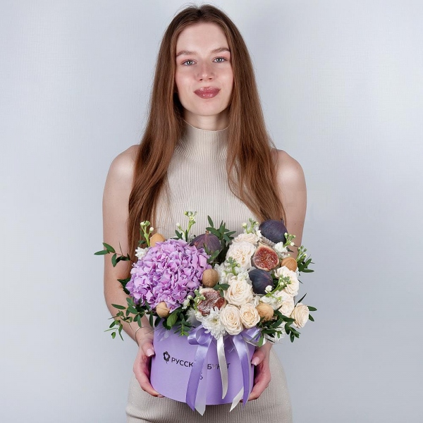 Blue/purple hydrangea - 1, White Matthiola - 7, Peony sprayrose - 3, Baltica White Spray Chrysanthemum - 4, Round flower box medium, Oasis, Eucalyptus parvifolia (1 pc.), Walnut (10 pieces), Fig, Wooden skewer, Ribbon
