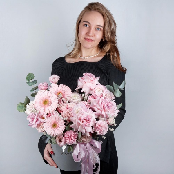 Gerbera pink - 5, Peony rose pink 'OHara' - 3, Ranunculus Pink - 3, Peony sprayrose - 3, Pink carnation - 9, Pink Lisianthus (Eustoma) - 2, Round flower box medium, Oasis, Eucalyptus, Ribbon, Limonium (1 pc.)