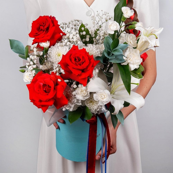 Red rose Nina 50 cm - 7, Gypsophila - 1, Baltica White Spray Chrysanthemum - 1, White spray carnation - 4, Carnation white, cream - 3, Lilies - 1, Round flower box medium, Oasis, Ruscus, Ribbon