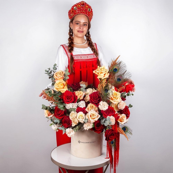Rose Red 50 cm Ecuador - 25, Cream Rose 50 cm Ecuador (Creme Caramel) - 15, Carnation white, cream - 17, Spray rose: white, cream, light pink 50 cm - 5, Round flower box medium, Oasis, Eucalyptus, Astilbe, Dried flowers in assortment, Feathers decor., Amaranth stabilized