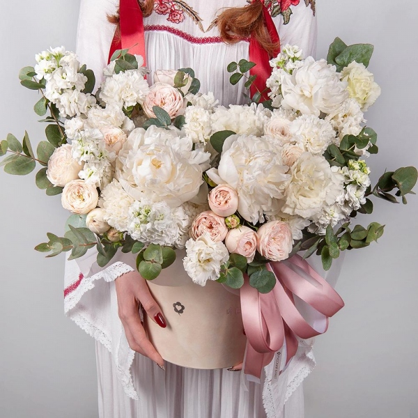 Peony white - 3, Baltica White Spray Chrysanthemum - 4, Peony sprayrose - 4, White Matthiola - 9, Carnation white, cream - 15, lisianthus - 5, Round flower box medium, Oasis, Eucalyptus, Ribbon