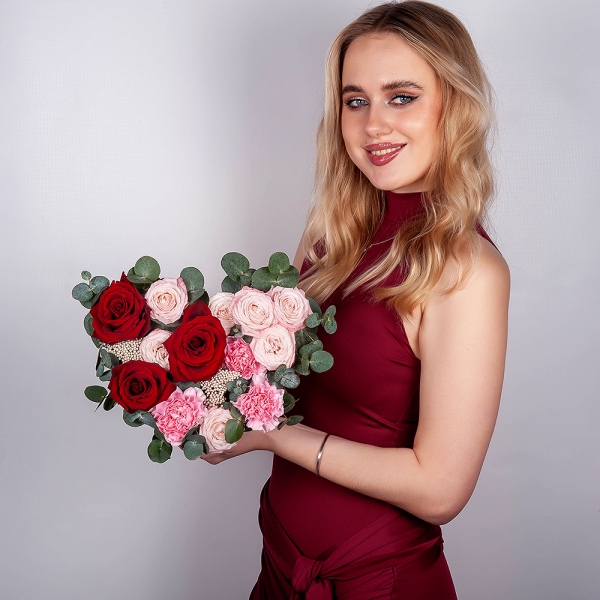Rose Red 50 cm Ecuador - 5, Pink carnation - 5, Bright pink spray rose mix, 50 cm - 4, Heart‑shaped box for arrangements, Oasis, Ozotamnus, Eucalyptus