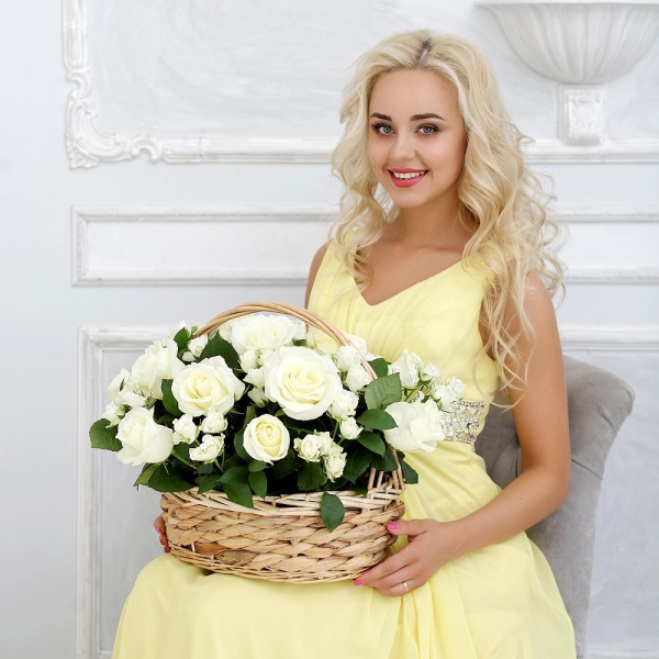 White rose 50 cm - 17, Spray rose: white, cream, light pink 50 cm - 16, Ruscus, Oasis, Medium Basket