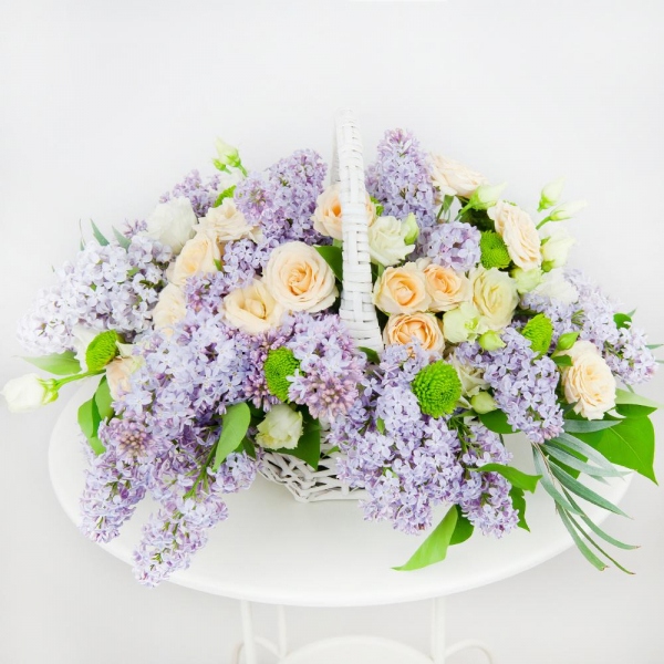 Spray rose: white, cream, light pink 50 cm - 5, Athos pom Feeling Green - 3, lisianthus - 3, Lilac Bush - 7, Medium Basket, Oasis