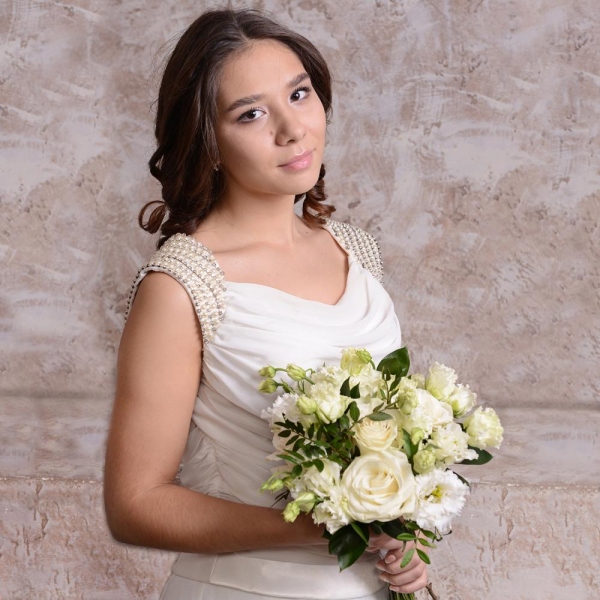 White rose 50 cm - 9, lisianthus - 8, Ruscus, Pistachio, Ribbon