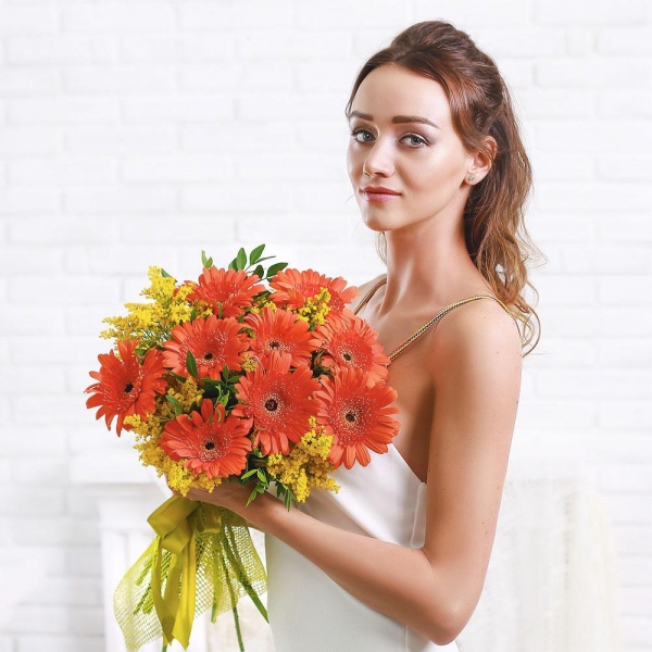 Gerbera daisies - 15, Solidago (1 pc.), Pistachio, Mesh (Abaka), Ribbon