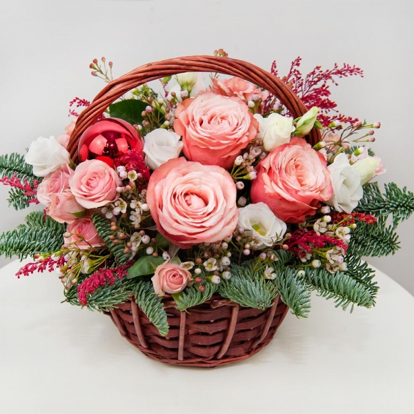 Peony rose Kahala 50 cm - 3, Bright pink spray rose mix, 50 cm - 3, lisianthus - 3, Carnation white, cream - 2, Small Basket, Spruce branches (1pc.), Oasis, Solidago (1 pc.), Waxflower (1 pc.), Christmas decor (set)