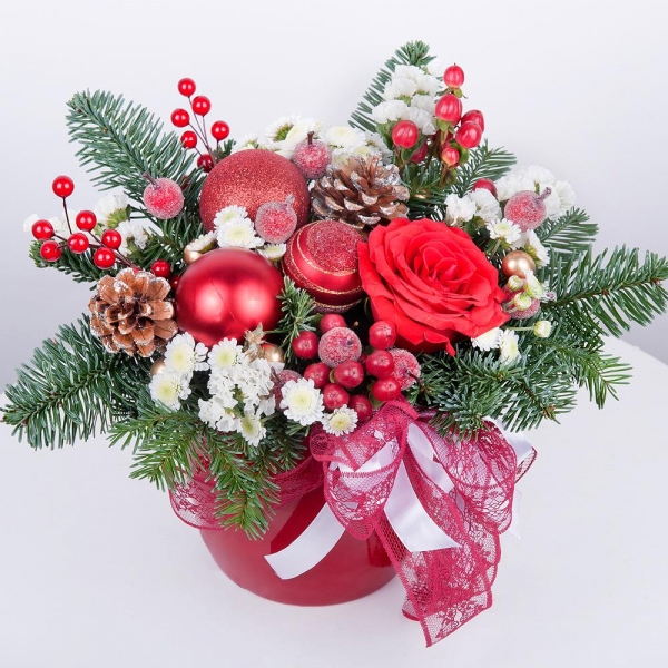 Red rose 50 cm - 1, Athos poms Stallion - 2, Ceramic pot, Oasis, Spruce branches (1pc.), Christmas decor (set), White statice, Hypericum, Ribbon