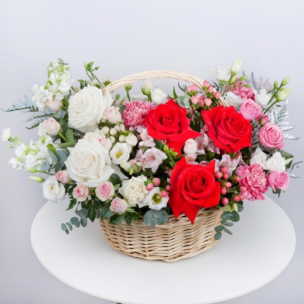 Red rose Nina 50 cm - 3, White rose 50 cm Ecuador - 4, White Matthiola - 2, Pink carnation - 3, Spray rose: white, cream, light pink 50 cm - 4, Alstromeria white, soft pink - 3, lisianthus - 4, Carnation white, cream - 3, Medium Basket, Oasis, Fern (1 pc.), Eucalyptus Cinerea, Hypericum