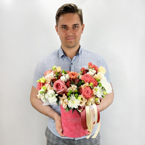Bright pink spray rose mix, 50 cm - 5, Peony rose pink 'OHara' - 3, Alstromeria Red, Bright Pink - 4, lisianthus - 3, White Matthiola - 3, Baltica White Spray Chrysanthemum - 2, Round flower box small , Oasis, Ribbon, Eucalyptus, Hypericum