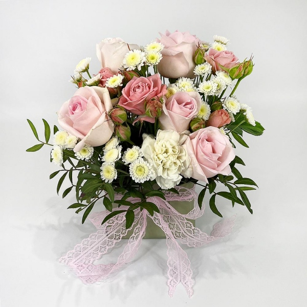 Pink rose 50 cm - 7, Carnation white, cream - 2, Bright pink spray rose mix, 50 cm - 1, Athos poms Stallion - 1, Oasis, Wrapping Paper, Pistachio