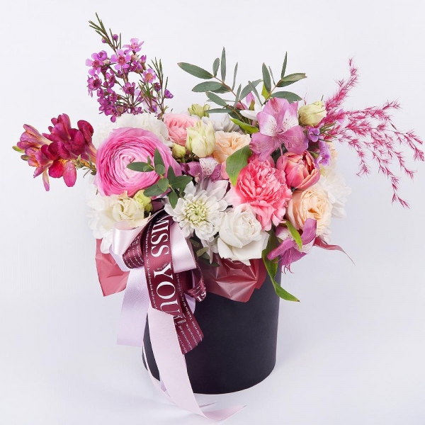 Ranunculus Pink - 1, Freesia - 1, Alstromeria white, soft pink - 2, Pink carnation - 2, Spray rose: white, cream, light pink 50 cm - 3, lisianthus - 1, Baltica White Spray Chrysanthemum - 1, Pink tulip - 1, Round flower box small , Oasis, Waxflower (1 pc.), Dried flowers decor, Wrapping Paper, Eucalyptus