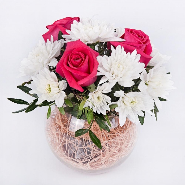Pink rose 50 cm - 3, Baltica White Spray Chrysanthemum - 2, Transparent vase, Oasis, Sisal, Pistachio