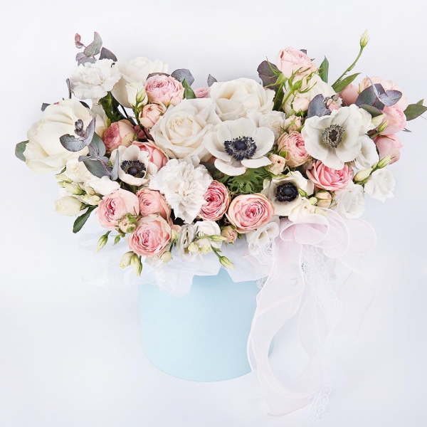 White anemone - 5, Peony sprayrose - 6, White rose 50 cm - 7, Carnation white, cream - 5, lisianthus - 2, Round flower box small , Oasis, Eucalyptus Cinerea, Wrapping Paper