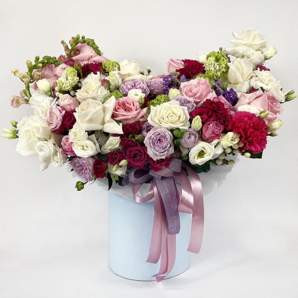 Peony style roses - 3, White rose 50 cm Ecuador - 11, Spray rose: red 50 cm - 8, Spray peony rose Misty Bubbles, 50 cm - 3, lisianthus - 5, Matthiola Lilac - 3, Pink carnation - 8, Spray peony rose Lavander, 50 cm - 2, Peony rose pink 'OHara' - 7, Carnation white, cream - 7, Pink Matthiola - 3, Round flower box medium, Oasis, Eucalyptus Cinerea, Viburnum, Hypericum, Ribbon