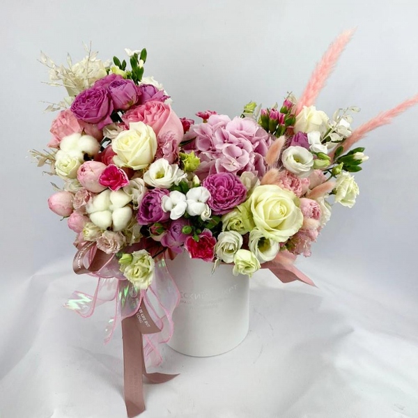 Pink Hydrangea - 1, Pink rose 50 cm - 5, White rose 50 cm - 7, Bright pink spray rose mix, 50 cm - 3, Spray peony rose Misty Bubbles, 50 cm - 3, White spray carnation - 3, lisianthus - 2, Pink spray carnation - 3, Pink Lisianthus (Eustoma) - 2, Round flower box small , Oasis, Ribbon, Cotton bud, Dried flowers in assortment