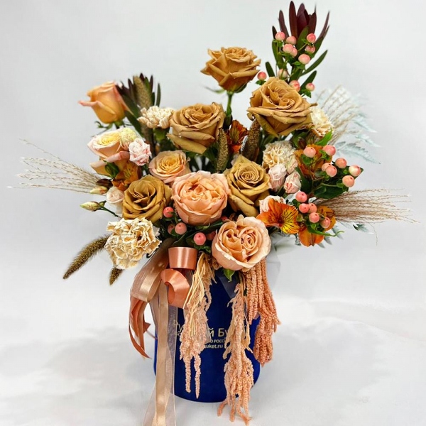 Роза Тоффи - 5, Rose Cream 50 cm - 5, Alstromeria Yellow, Orange - 4, lisianthus - 1, Carnation white, cream - 7, Peony rose pink 'OHara' - 2, Round flower box small , Oasis, Hypericum, Leukodendron, Dried flowers in assortment, Ribbon, Fern (1 pc.)