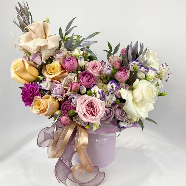 Rose Cream 50 cm - 6, White rose 50 cm - 5, Pink carnation - 4, White Matthiola - 3, Peony rose pink 'OHara' - 2, Spray peony rose Lavander, 50 cm - 2, Purple Lisianthus (Eustoma) - 2, Spray peony rose Misty Bubbles, 50 cm - 2, Carnation white, cream - 3, Round flower box small , Oasis, Ruscus italian, Leukodendron, Ribbon