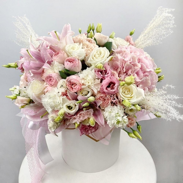 Pink Hydrangea - 3, White rose 50 cm - 15, lisianthus - 4, Pink lily - 2, Peony sprayrose - 9, Carnation white, cream - 18, White Matthiola - 8, Pink Lisianthus (Eustoma) - 5, Round flower box medium, Wrapping Paper, Oasis, Dried flowers in assortment