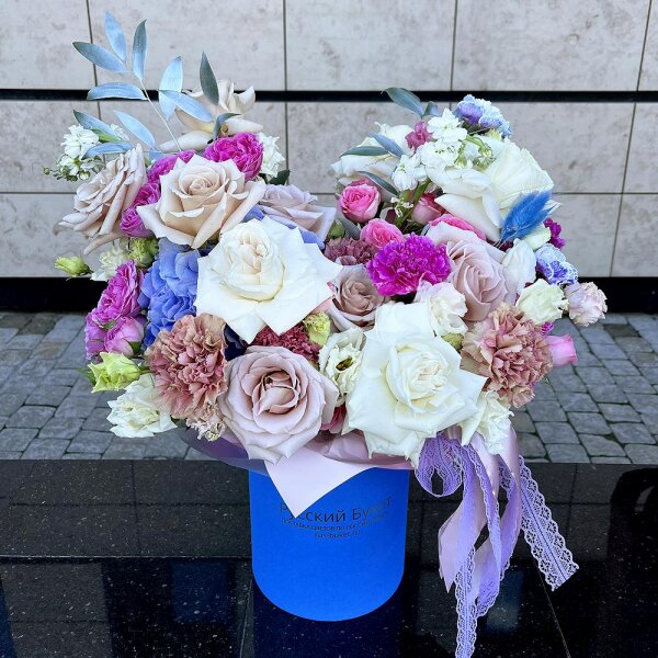 Rose Cream 50 cm - 9, White rose 50 cm - 8, Peony sprayrose - 2, White Matthiola - 5, Pink carnation - 11, lisianthus - 3, Blue/purple hydrangea - 1, Carnation spray - 6, Spray peony rose Misty Bubbles, 50 cm - 2, Pink Lisianthus (Eustoma) - 2, Round flower box small , Oasis, Ruscus italian, Ribbon