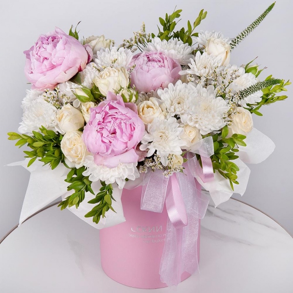 Peony pink - 3, Peony sprayrose - 4, Baltica White Spray Chrysanthemum - 4, Round flower box small , Oasis, Veronica spray, Pistachio, Limonium (1 pc.), Wrapping Paper