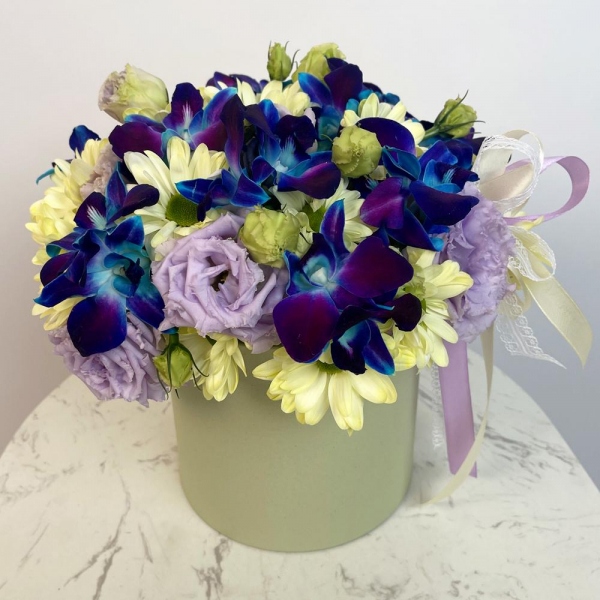 Bacardi White Spray Chrysanthemum - 8, Orchid Dendrobium - 15, Purple Lisianthus (Eustoma) - 10, Flask for orchids, Oasis, Round flower box medium, Ribbon