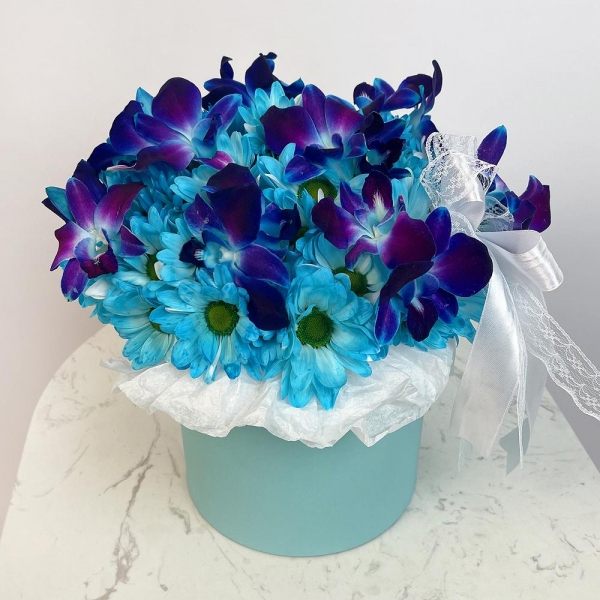 Chrysanthemum spray Bacardi dyed blue - 14, Orchid Dendrobium - 15, Flask for orchids, Oasis, Round flower box medium, Ribbon
